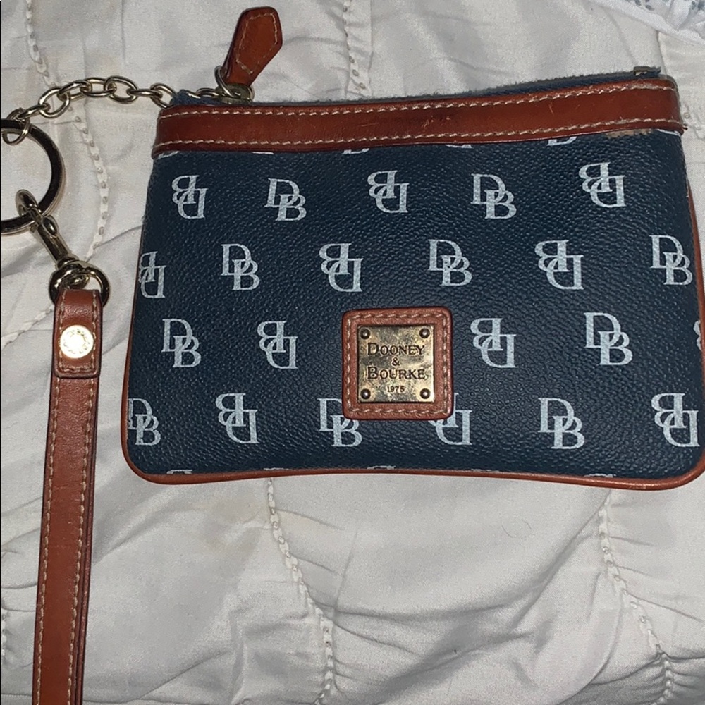dooney & bourke wristlet
